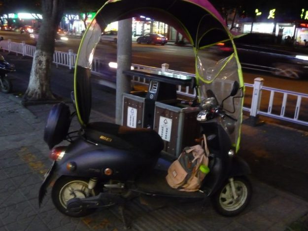 The Bag and the Scooter, Wenzhou