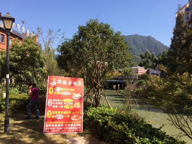Lunch in an idyllic setting, Wenzhou, China
