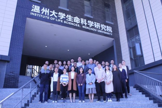 With the students of Wenzhou University