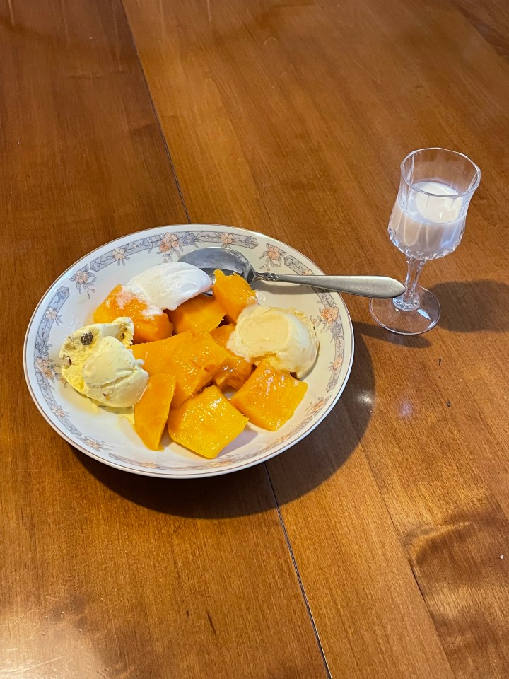 Mango with three ice creams