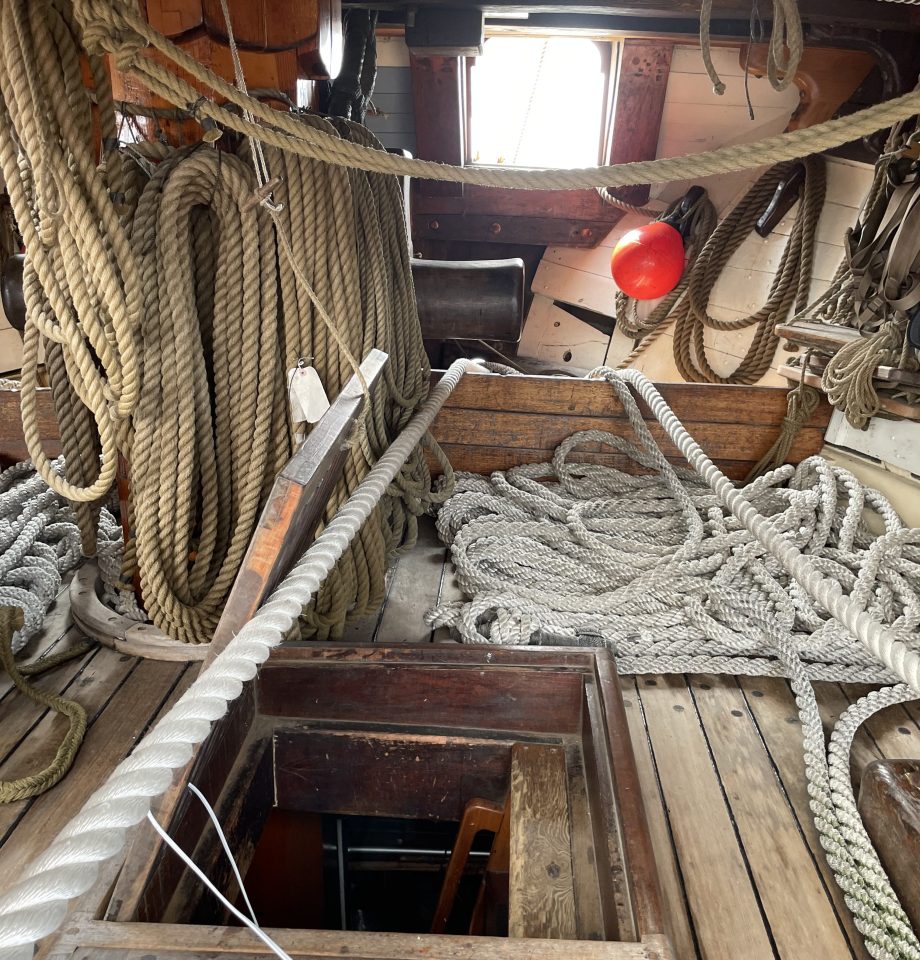 Ropes and the hatch on the Kalmar Nyckel.
